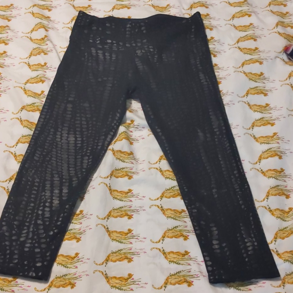 Fabletics crop mid waisted tights pls read 👇